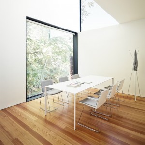 Mesa Nuur rectangular Arper. Mesas de diseño para oficinas y hogar.