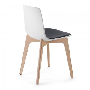 Silla moderna Lottus Wood tapizado integral de Enea. Sillas de diseño.