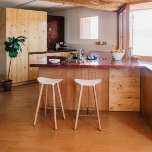 Taburete Coma wood de Enea. Diseño fijo en 4 patas de madera de roble.