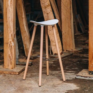 Taburete Coma wood de Enea. Diseño fijo en 4 patas de madera de roble.