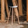 Taburete Coma wood de Enea. Diseño fijo en 4 patas de madera de roble.