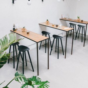 Taburete Coma wood de Enea. Diseño fijo en 4 patas de madera de roble.