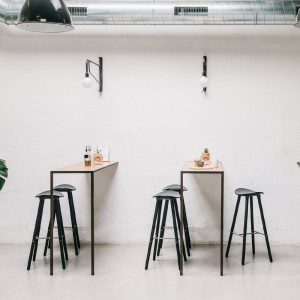 Taburete Coma wood de Enea. Diseño fijo en 4 patas de madera de roble.