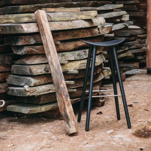 Taburete Coma wood de Enea. Diseño fijo en 4 patas de madera de roble.