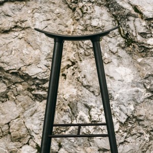 Taburete Coma wood de Enea. Diseño fijo en 4 patas de madera de roble.