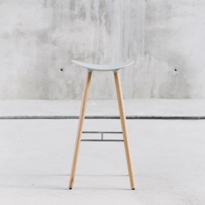 Taburete Coma wood de Enea. Diseño fijo en 4 patas de madera de roble.