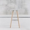 Taburete Coma wood de Enea. Diseño fijo en 4 patas de madera de roble.
