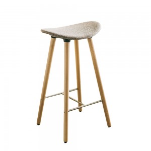 Taburete Coma wood tapizado de Enea. Diseño fijo en 4 patas de roble.