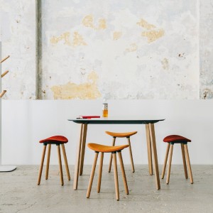 Taburete Coma wood tapizado de Enea. Diseño fijo en 4 patas de roble.