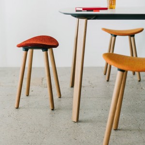 Taburete Coma wood tapizado de Enea. Diseño fijo en 4 patas de roble.