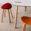 Taburete Coma wood tapizado de Enea. Diseño fijo en 4 patas de roble.