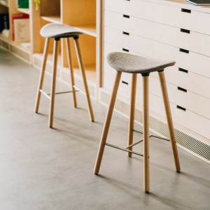 Taburete Coma wood tapizado de Enea. Diseño fijo en 4 patas de roble.
