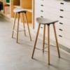 Taburete Coma wood tapizado de Enea. Diseño fijo en 4 patas de roble.