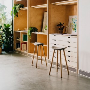 Taburete Coma wood tapizado de Enea. Diseño fijo en 4 patas de roble.