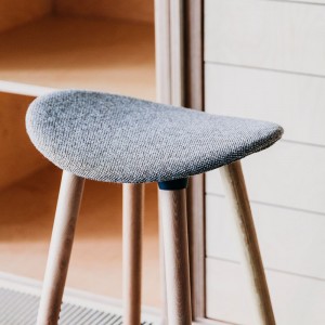 Taburete Coma wood tapizado de Enea. Diseño fijo en 4 patas de roble.