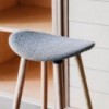 Taburete Coma wood tapizado de Enea. Diseño fijo en 4 patas de roble.