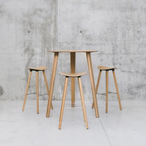 Taburete Coma wood de Enea. Diseño fijo en 4 patas de madera de roble.