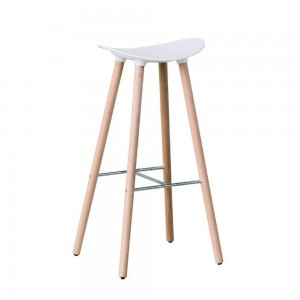 Taburete Coma wood de Enea. Diseño fijo en 4 patas de madera de roble.