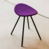 Taburete Coma 4L tapizado. Diseño moderno fijo en patas de acero lacado.