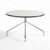 Mesa moderna Oh! de Enea. Muebles de diseño para salón y oficinas.