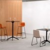 Mesa elegante Pile alta cuadrada de Enea. Mesas para bar de diseño.
