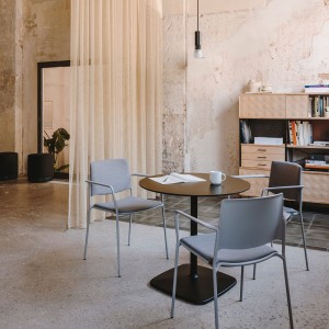 Mesa Comedor elegante Iron de Enea. Diseño para cualquier ambiente.