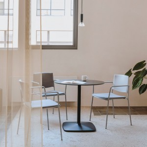 Mesa Comedor elegante Iron de Enea. Diseño para cualquier ambiente.