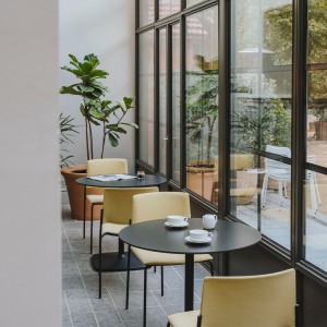 Mesa Comedor elegante Iron de Enea. Diseño para cualquier ambiente.