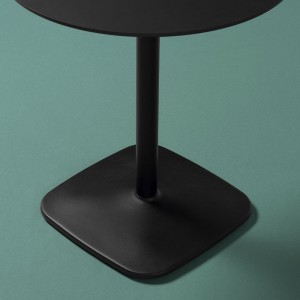 Mesa Comedor elegante Iron de Enea. Diseño para cualquier ambiente.