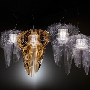 Lámpara de diseño suspendida Aria. Versiones en transparente o Gold.