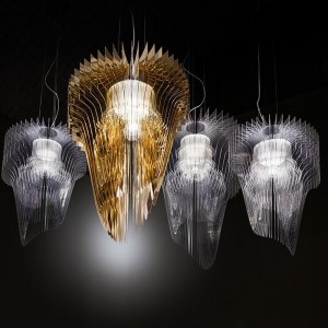 Lámpara de diseño suspendida Aria. Versiones en transparente o Gold.