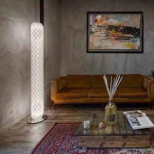 Lámpara de suelo Charlotte de Slamp. Diseño de Iluminación moderna.