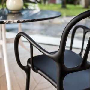 Sillón Mila Magis de polipropileno exterior. Ideal para jardín y terraza.
