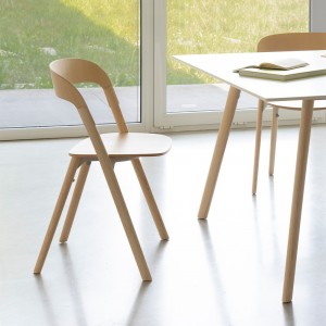 Silla Pila de Magis. Silla apilable de madera. Silla para comedor.
