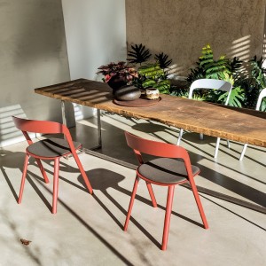Silla Pila Tapizada de Magis. Silla apilable de madera de diseño elegante.