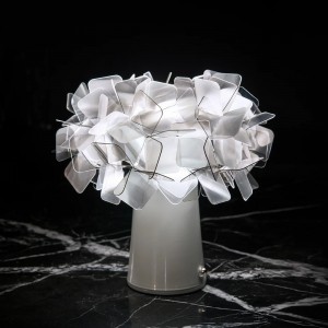 Lámpara para sobremesa Clizia bateria de Slamp. Diseño moderno e italiano.