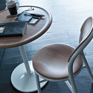 Silla Pipe Magis. Silla apilable con madera ideal para nuestro comedor.