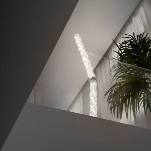 Lámpara Pie Hugo Floir de Slamp con un diseño italiano y moderno,