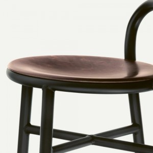 Taburete Pipe Plywood de Magis. Taburete de diseño con asiento de madera.