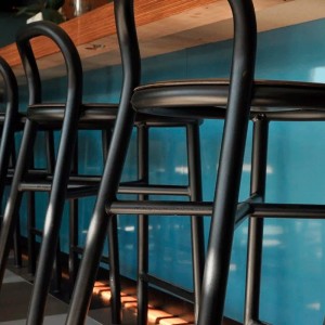 Taburete Pipe Plywood de Magis. Taburete de diseño con asiento de madera.