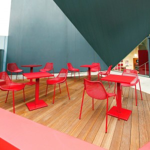 Mesa Cuadrada Round para espacios exteriores de Emu.