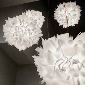 Lámpara suspendida Veli Foliage de Slamp. Diseño moderno y elegante.