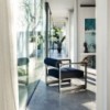 Sillón Brut de Magis. Banco con estructura de hierro y asiento tapizado.