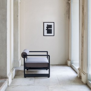 Sofá Brut de Magis. Banco con estructura de hierro y asiento tapizado.