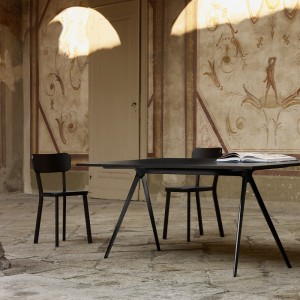 Mesa Baguette de Magis. Mesa de diseño moderno para oficinas y estudios.
