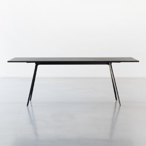 Mesa Baguette de Magis. Mesa de diseño moderno para oficinas y estudios.