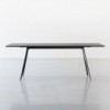 Mesa Baguette de Magis. Mesa de diseño moderno para oficinas y estudios.