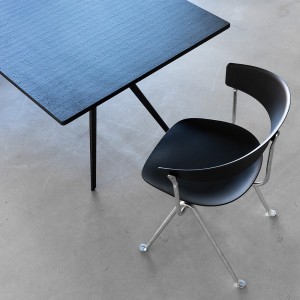 Mesa Baguette de Magis. Mesa de diseño moderno para oficinas y estudios.