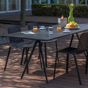 Mesa Baguette de Magis. Mesa de diseño moderno para oficinas y estudios.