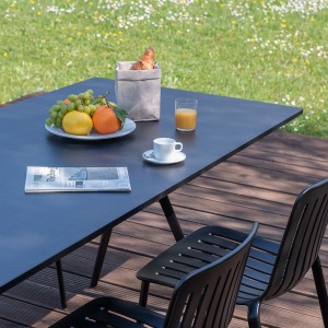 Mesa Baguette de Magis. Mesa de diseño moderno para oficinas y estudios.